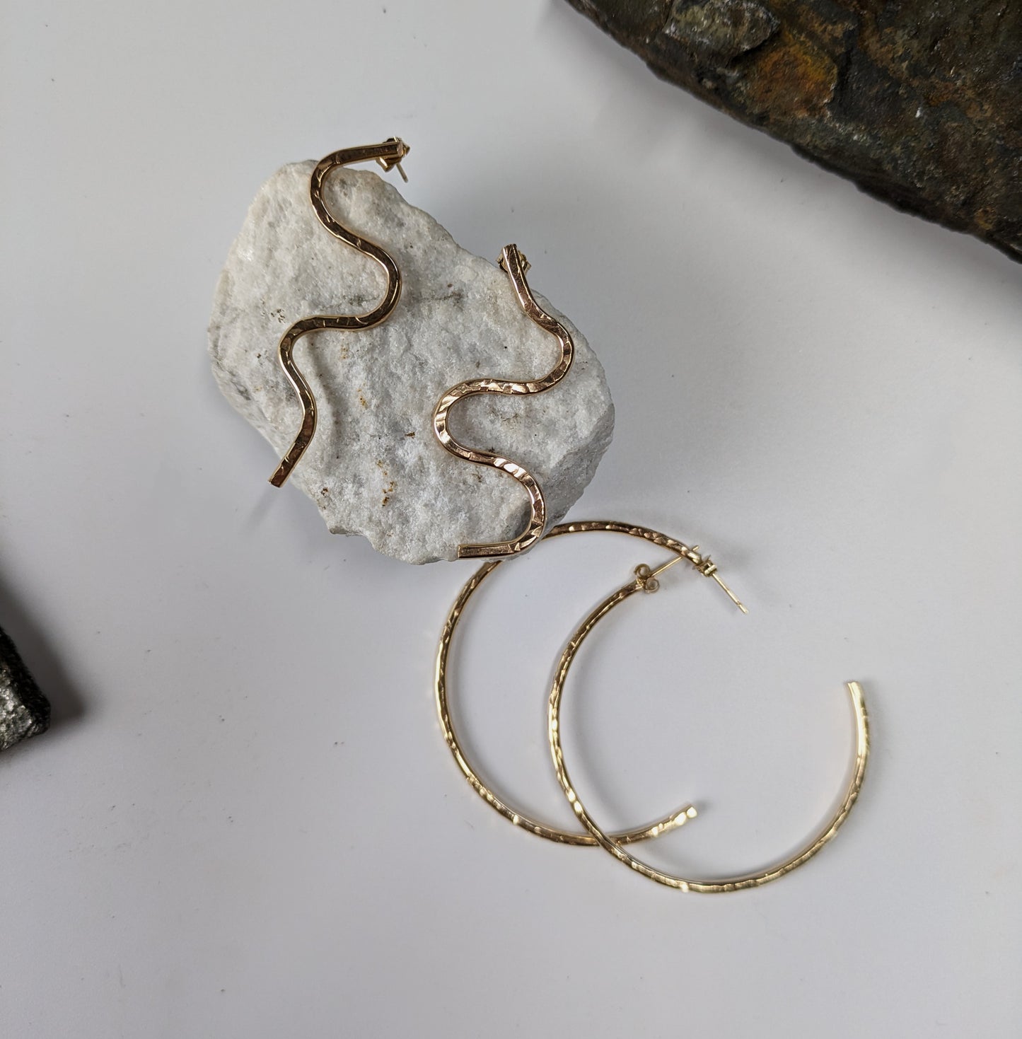 Aelwyd - Textured Gold Hoops